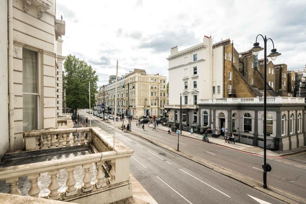 uitzicht op een straat met gebouwen bij Four Beds by the Station in Londen