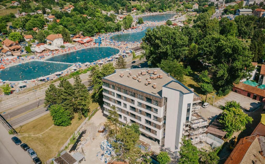 een luchtzicht op een resort met 2 zwembaden bij Emma Park Lake Emma Parklake in Tuzla