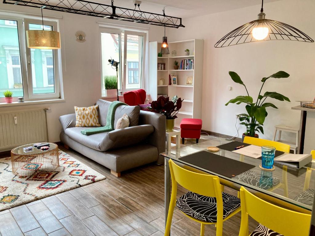 uma sala de estar com uma mesa e cadeiras amarelas em Apartment for 2 in Margareten em Viena