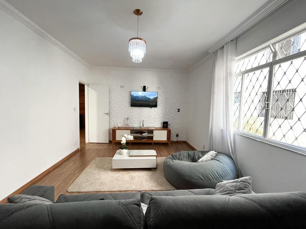 a living room with a couch and a table at Apartamento em Belo Horizonte in Belo Horizonte