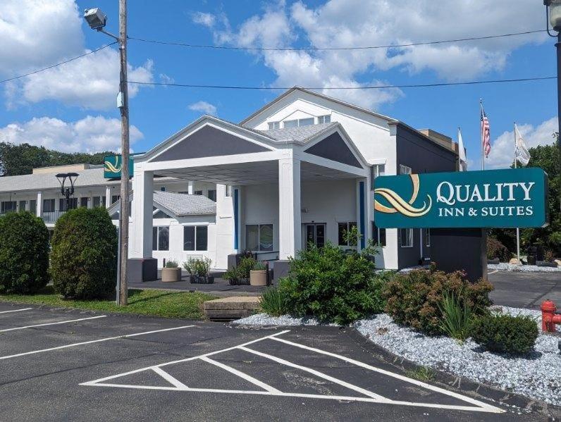 A estalagem e as suites estão em frente a um edifício em Quality Inn & Suites Northampton - Amherst em Northampton