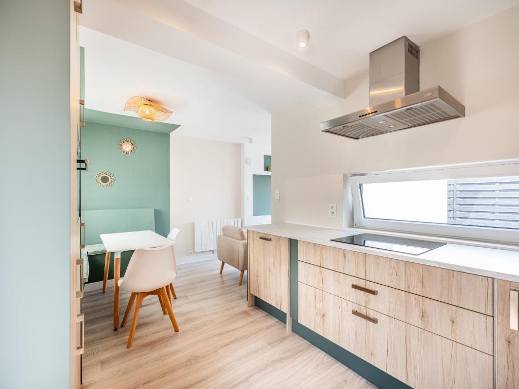 een keuken met een wastafel en een aanrecht bij Cottage B10 in Koksijde