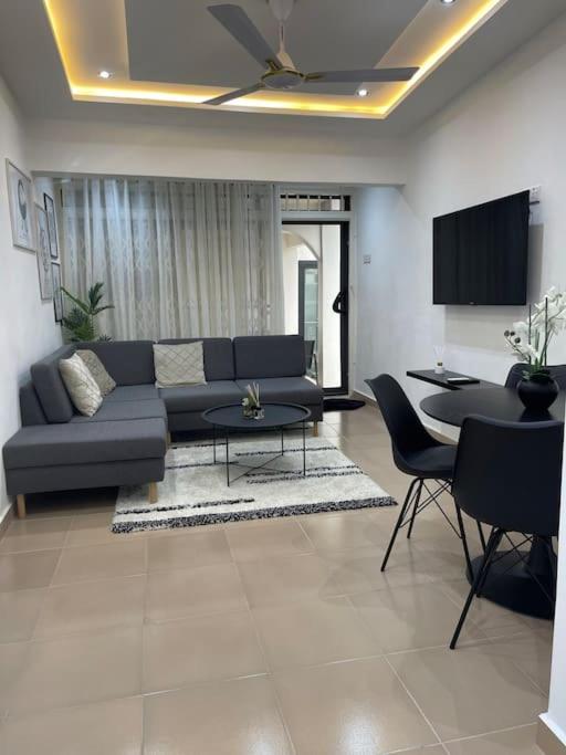 ein Wohnzimmer mit einem Sofa und einem Tisch in der Unterkunft Modern Family House with 2 bedrooms + Free Parking in Ashaiman