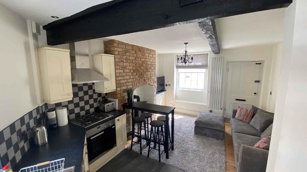 納爾斯伯勒的住宿－2 Bed House in Knaresborough，厨房以及带沙发和桌子的客厅。