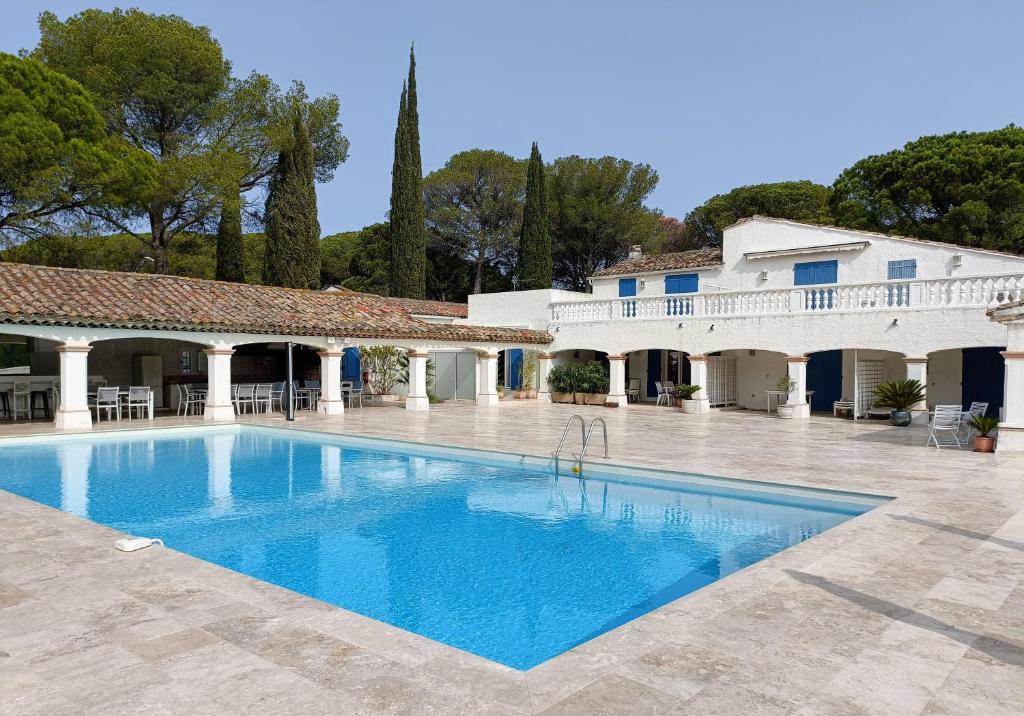 Swimmingpoolen hos eller tæt på Superbe appartement de standing Le Trophée du Golf