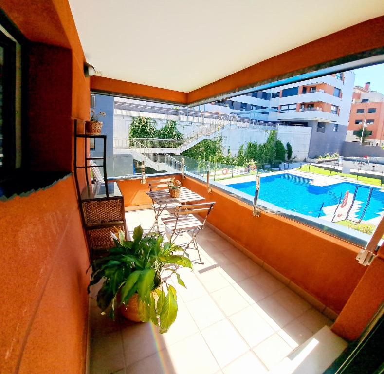 a balcony with a view of a swimming pool at COSTA NORTE Apartamento con Terraza Garaje y Piscina in Castro-Urdiales