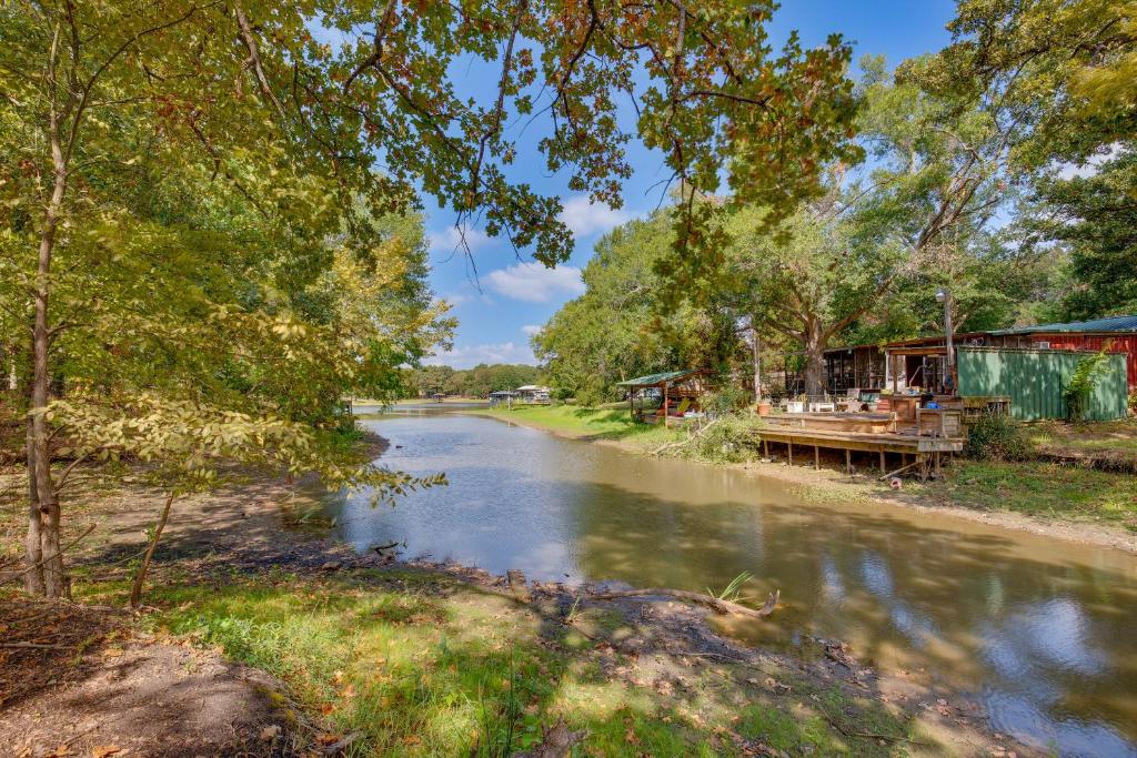 Malakoff Retreat with Hot Tub and Lake Access!, Malakoff (updated prices 2024)
