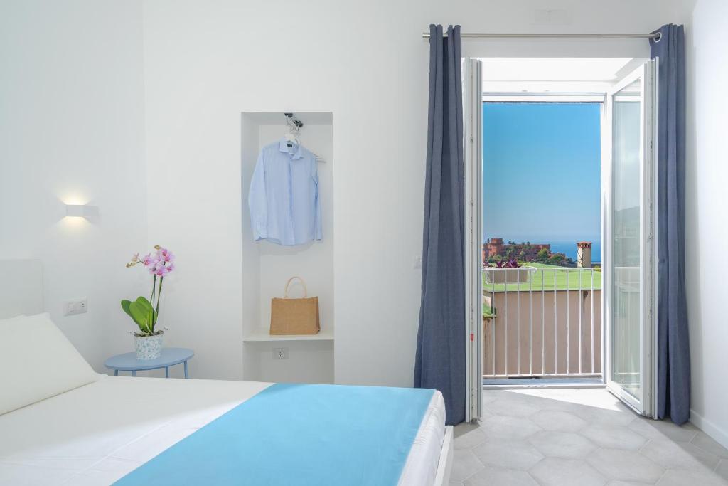 - une chambre avec un lit et une porte coulissante en verre dans l'établissement Casalulù Holiday Home - Lovely Apartment Sorrento Coast, à Vico Equense
