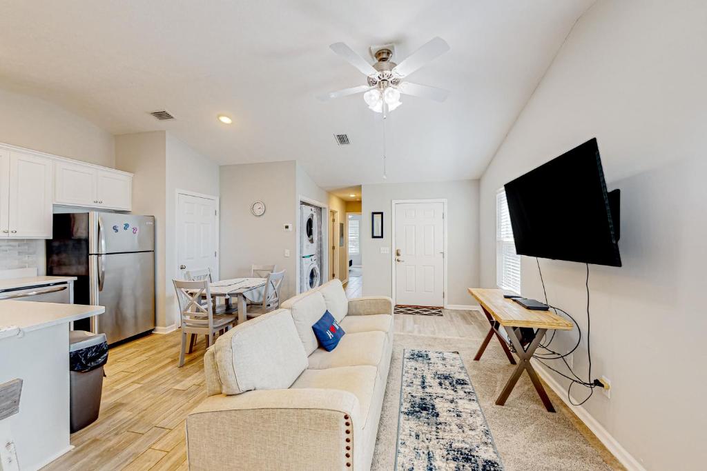 Televisyen dan/atau pusat hiburan di Loquat Bungalow