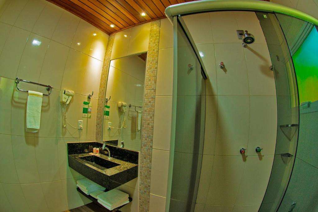 Ванная комната в Hotel Pousada Villa Itália Olímpia