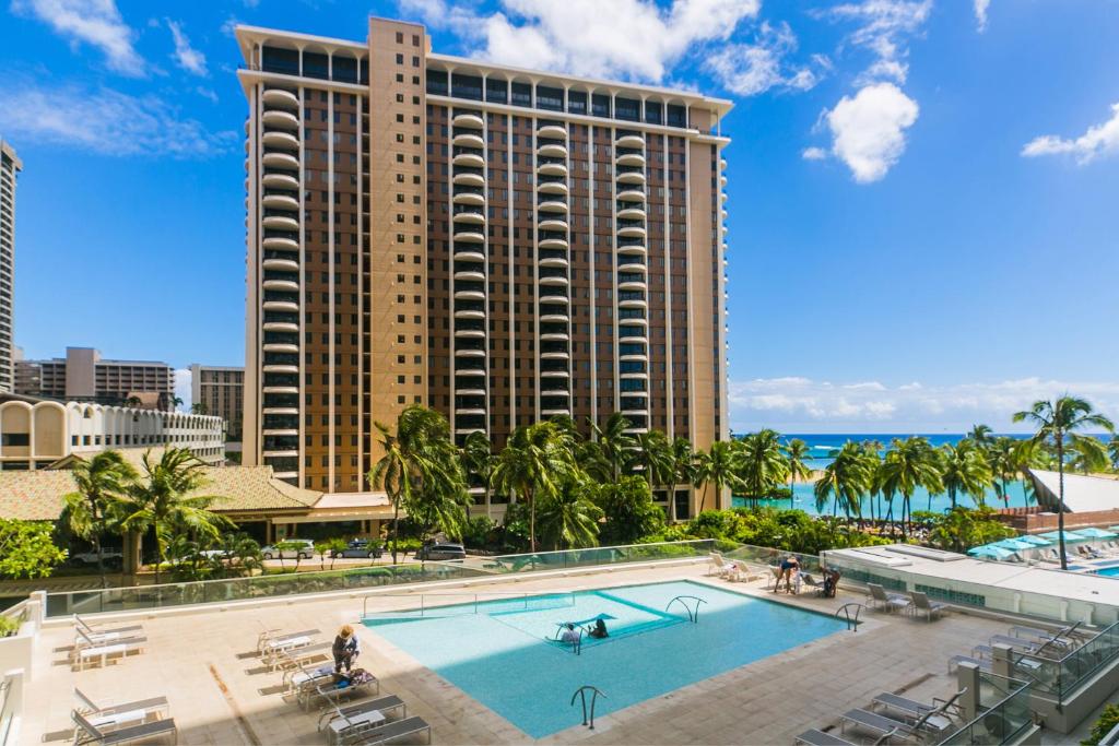 vista sul resort con piscina e sull'oceano di Ilikai Tower 430 Lagoon View 1BR a Honolulu