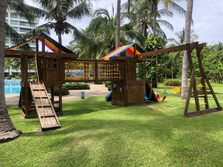 ein Spielplatz mit einer Spielstruktur in einem Park in der Unterkunft Mayan Lakes Acapulco in Acapulco