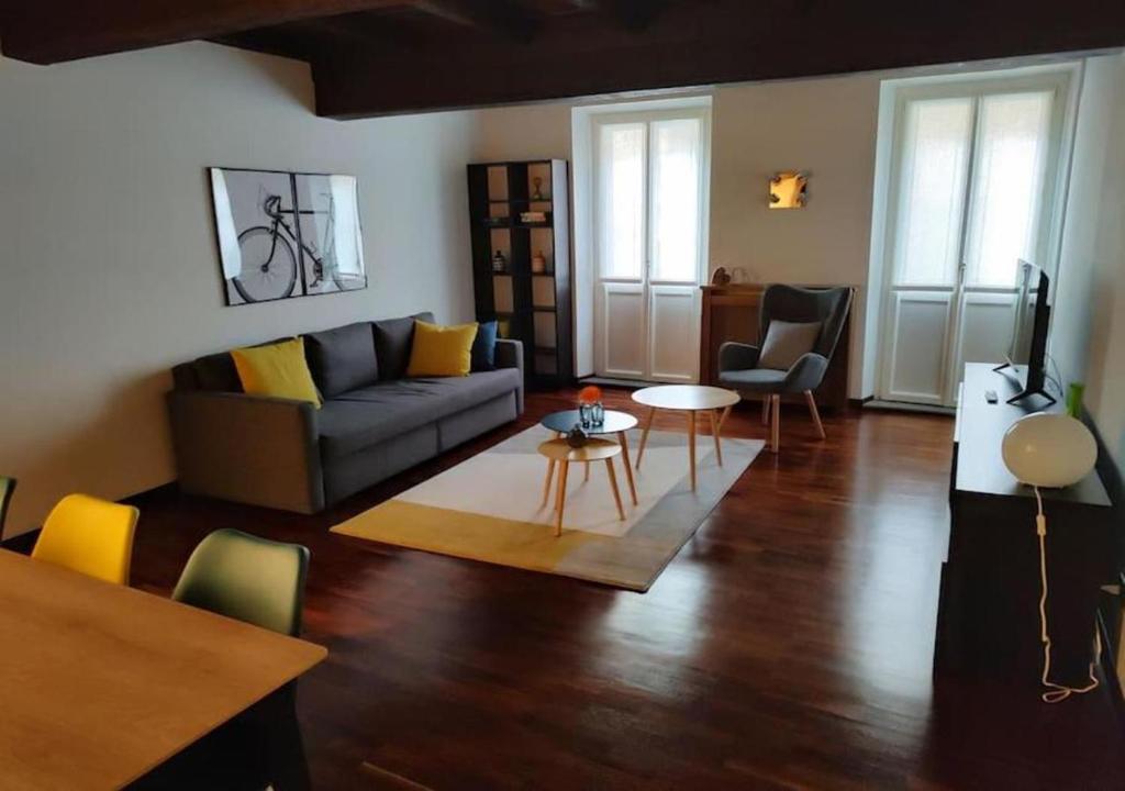 a living room with a couch and a table at Casa del Vicolo, nel cuore della Pavia storica in Pavia