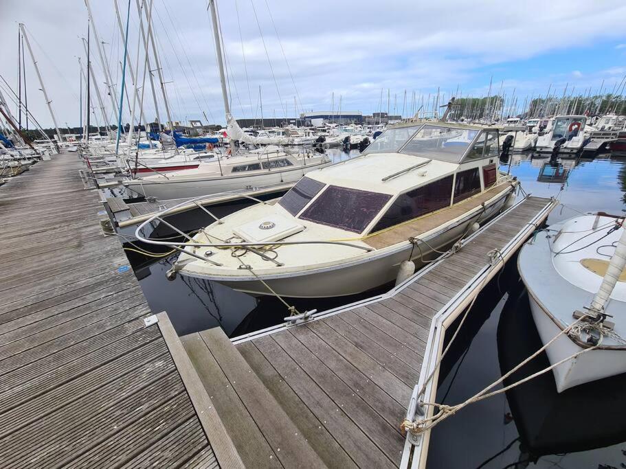 een boot aangemeerd op een dok met andere boten bij Bateau in Ouistreham