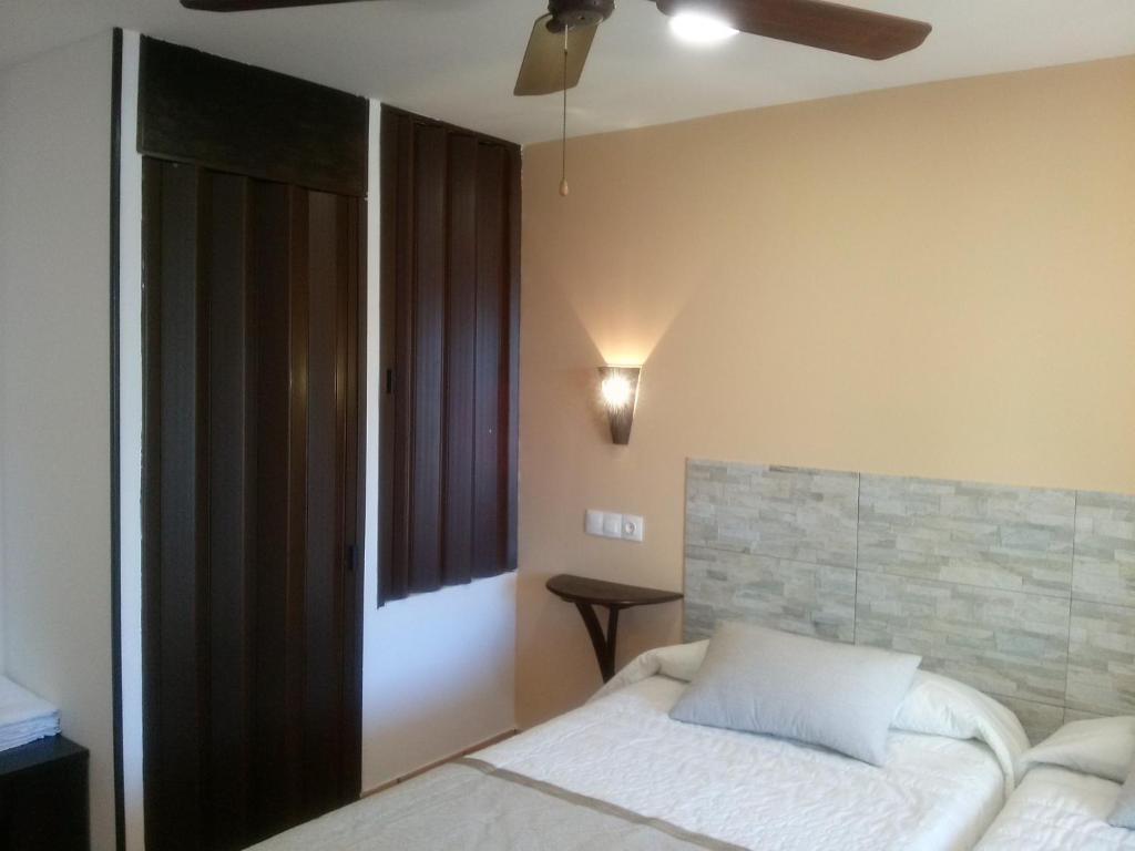Postel nebo postele na pokoji v ubytování Hostal Suetxe