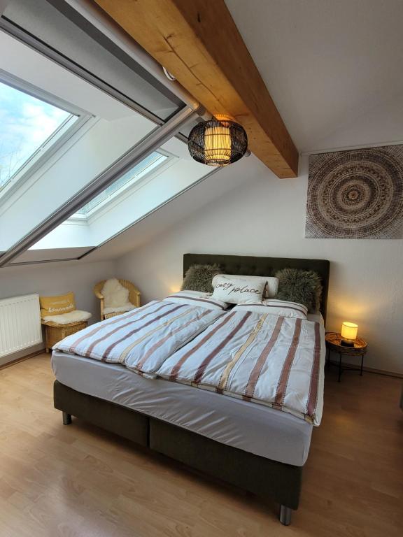 Schlafzimmer mit einem Bett im Dachgeschoss mit Oberlichtern in der Unterkunft Green Hill in Siegburg