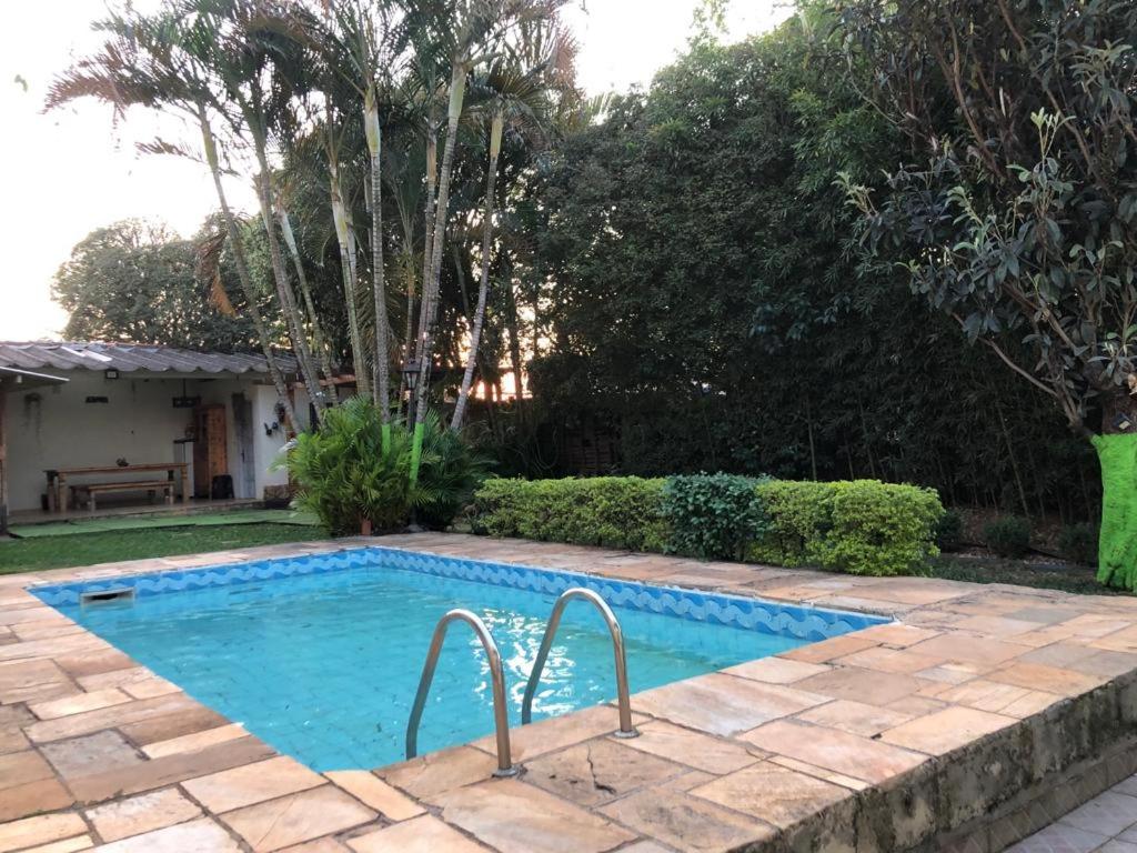 een zwembad in de achtertuin van een huis bij Open House Timboré in Sao Paulo