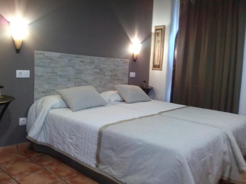 Postel nebo postele na pokoji v ubytování Hostal Suetxe
