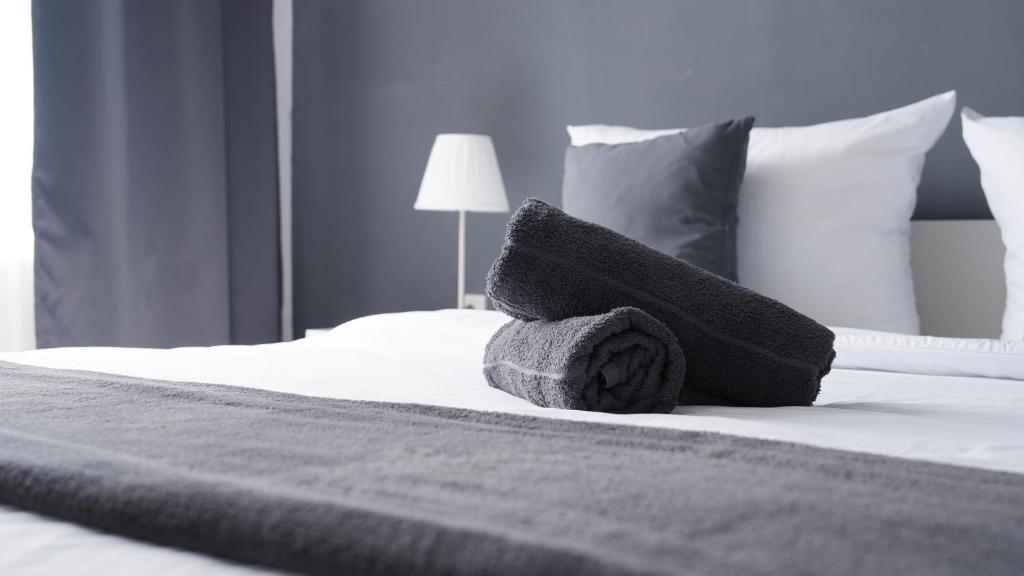 un animal de toallas sentado en la parte superior de una cama en Zwei Apartments für Gruppen - Phantasialand, Köln, Bonn, en Brühl
