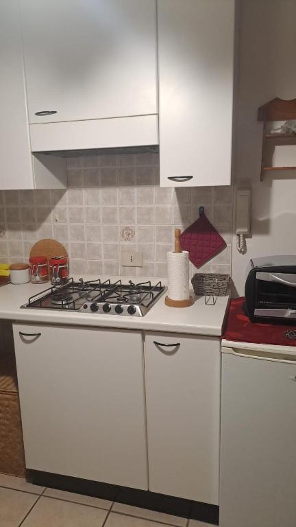 Kuchyň nebo kuchyňský kout v ubytování CONDOMINIO MAURIZIO A MARE