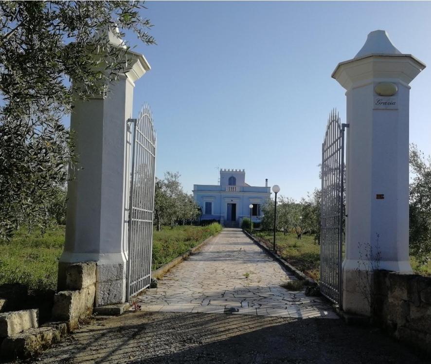 un cancello che conduce a una casa bianca con una recinzione di Dependance Villa Grazia a Trani