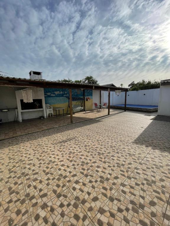 a large patio with a building with a roof at Casa VIRAMAR in Barra del Chuy