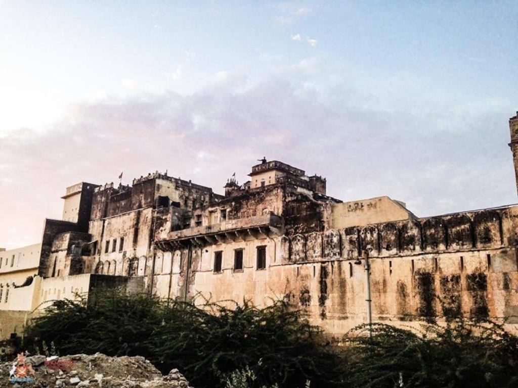 an old building with a lot of graffiti on it at Narayan Niwas Castle in Rāmgarh