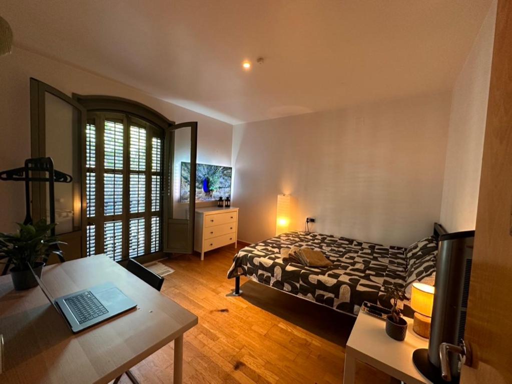 Nice spacious room, private en-suite bathroom view on La Rambla! Partly shared apartment