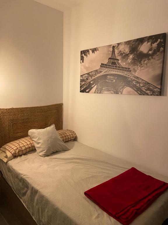 a bedroom with a bed with a picture of the eiffel tower at Apartamento cama 105 ONTUR in Murcia