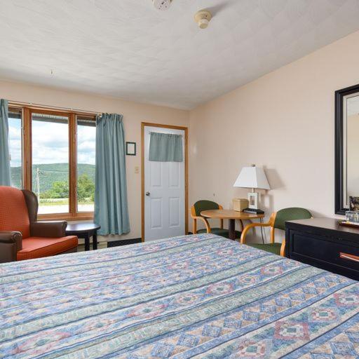 Una cama o camas en una habitación de Kelly's View Motel
