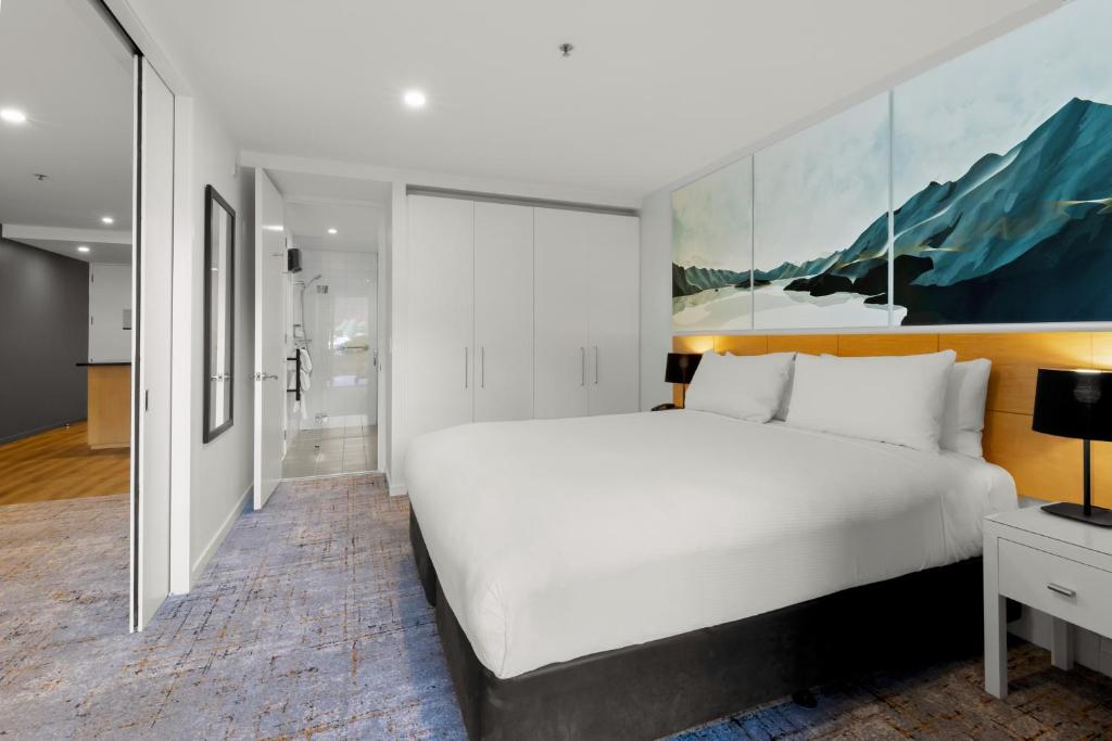 Postel nebo postele na pokoji v ubytování Scenic Suites Queenstown