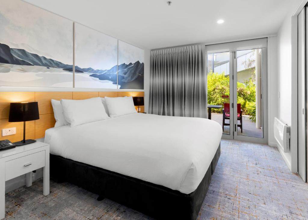 Postel nebo postele na pokoji v ubytování Scenic Suites Queenstown