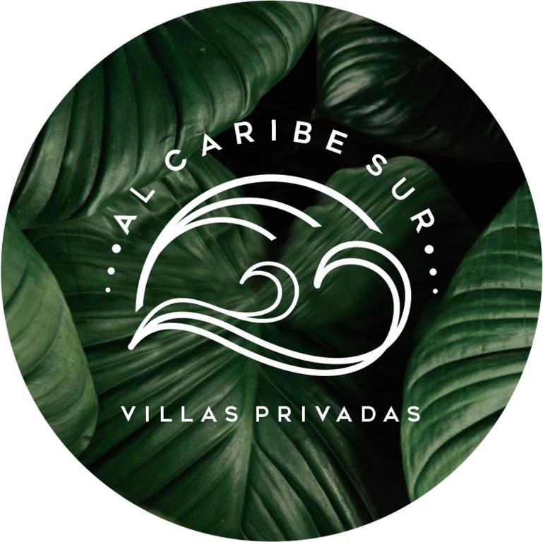 ein Logo für ein Hotel mit großen grünen Blättern in der Unterkunft Al Caribe Sur in Puerto Viejo