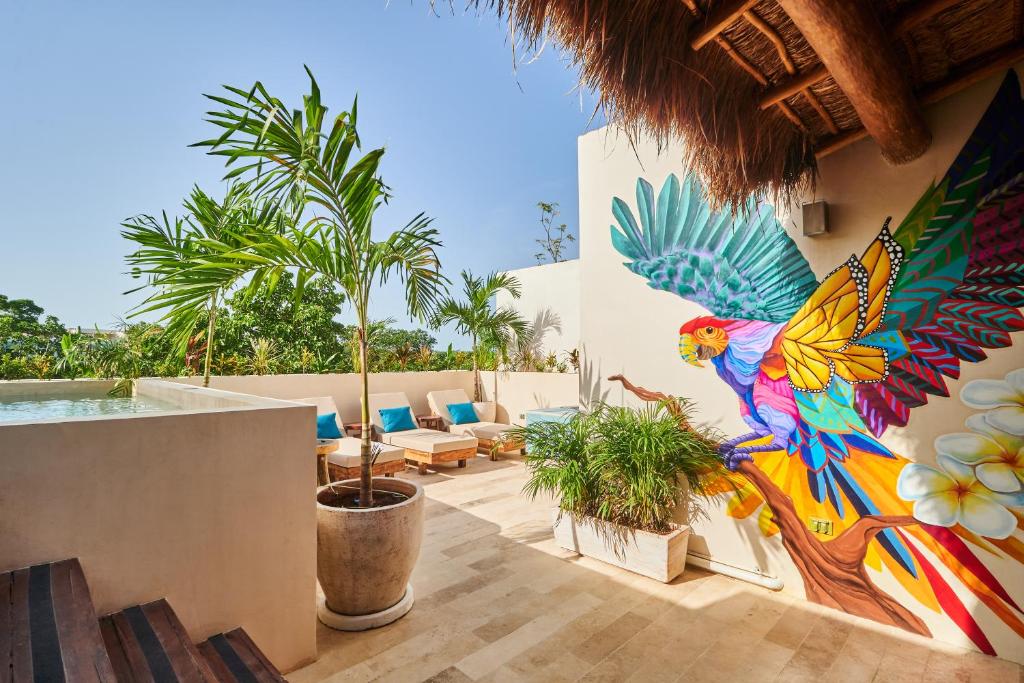 un mural de un pavo real al lado de una casa en Spacious & Comfy Penthouse Oasis with Plunge Pool, en Tulum