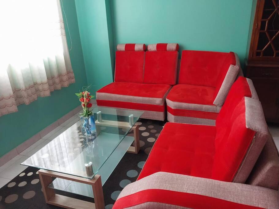 莫約班巴的住宿－D202，客厅配有红色的沙发和桌子