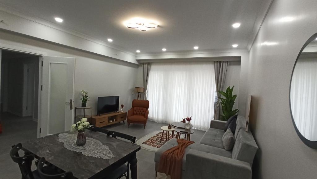 ein Wohnzimmer mit einem Sofa und einem Tisch in der Unterkunft Alzahaby Apartmen Sakarya CADDE54 in Serdivan