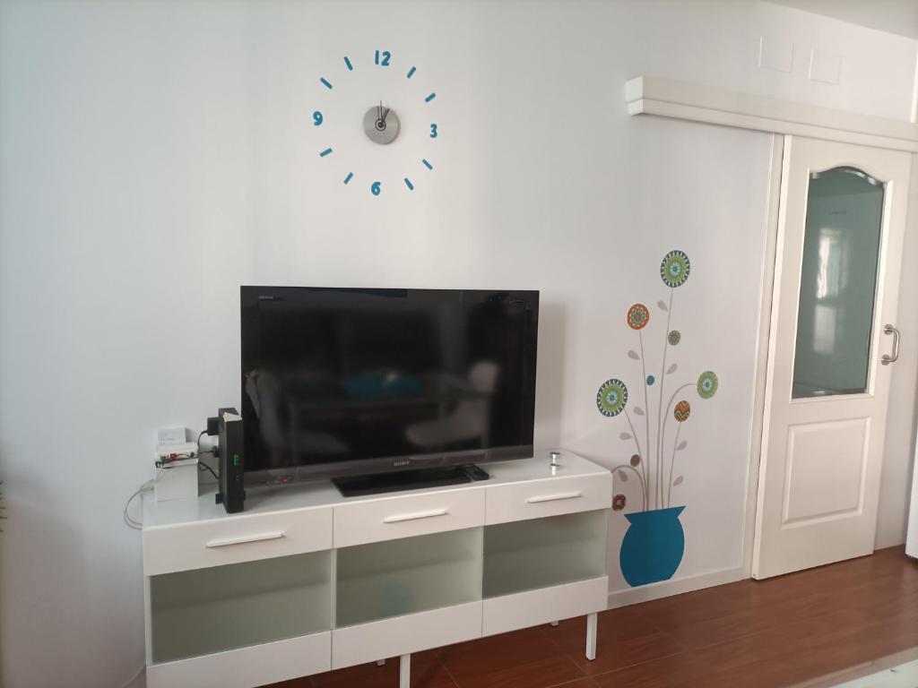 einen Flachbild-TV auf einem weißen Schrank in der Unterkunft Apartamento Esperanza in Sevilla