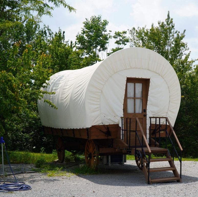 ein kuppelförmiges Zelt auf einem Wagen mit einem Stuhl in der Unterkunft Wagon - 02 Lockridge Park in Danville