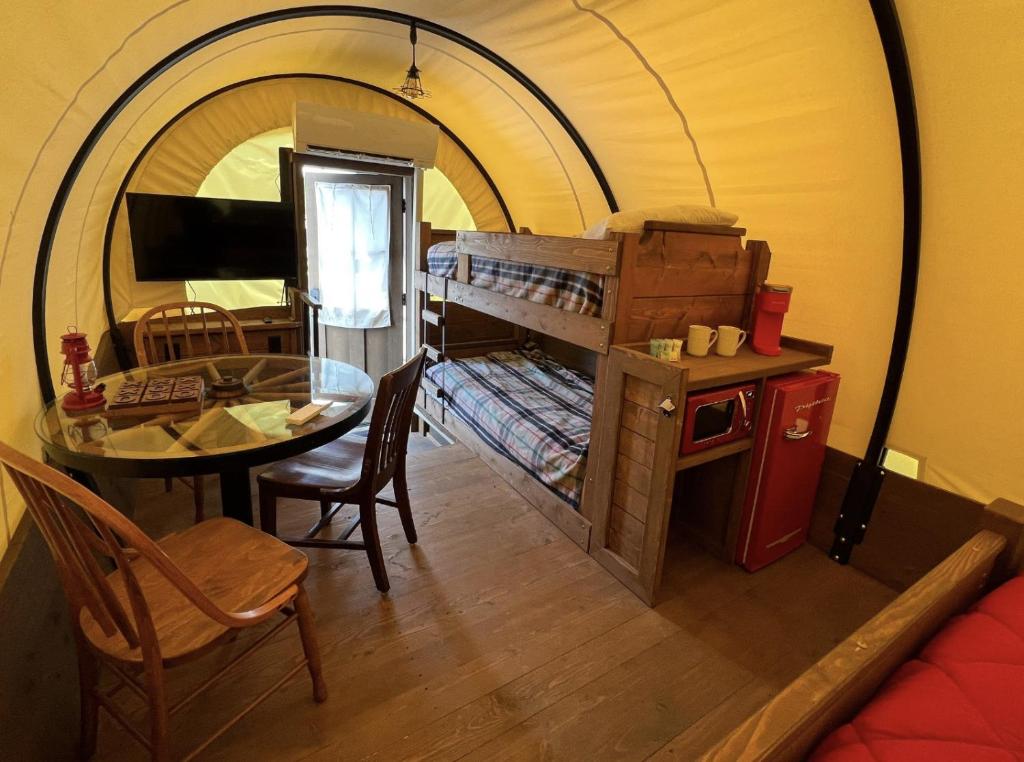 Zimmer mit einem Zelt mit einem Tisch und einem Esszimmer in der Unterkunft Wagon - 04 Lockridge Park in Danville