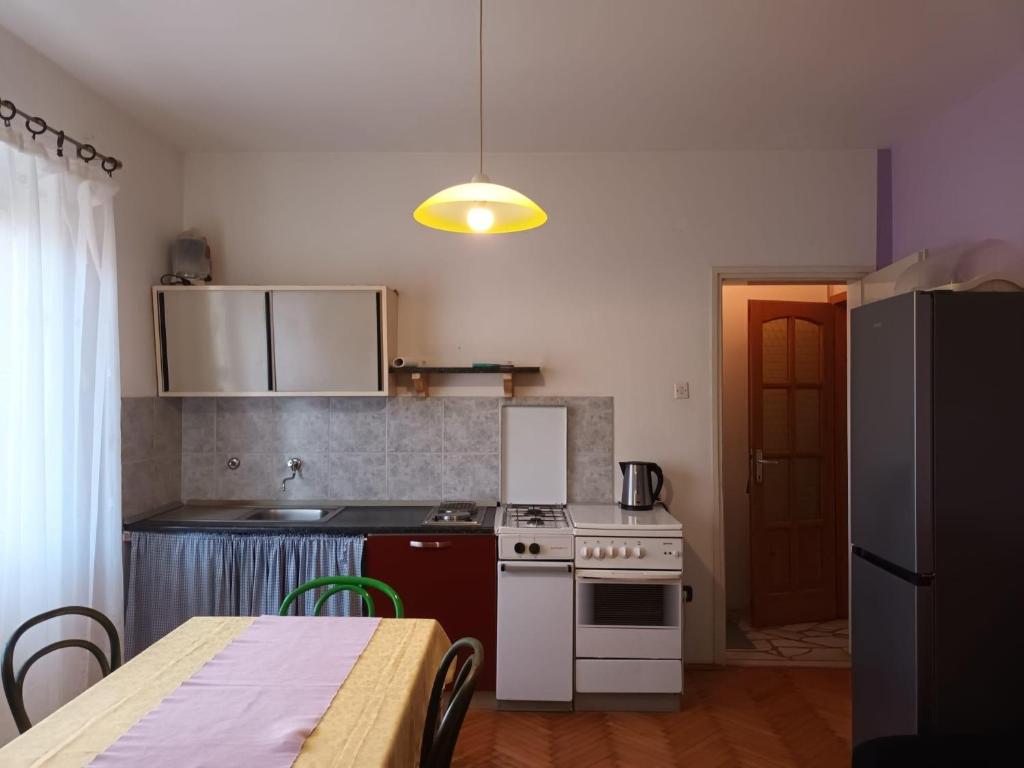 Kuchyň nebo kuchyňský kout v ubytování Apartments and rooms by the sea Jelsa, Hvar - 4602