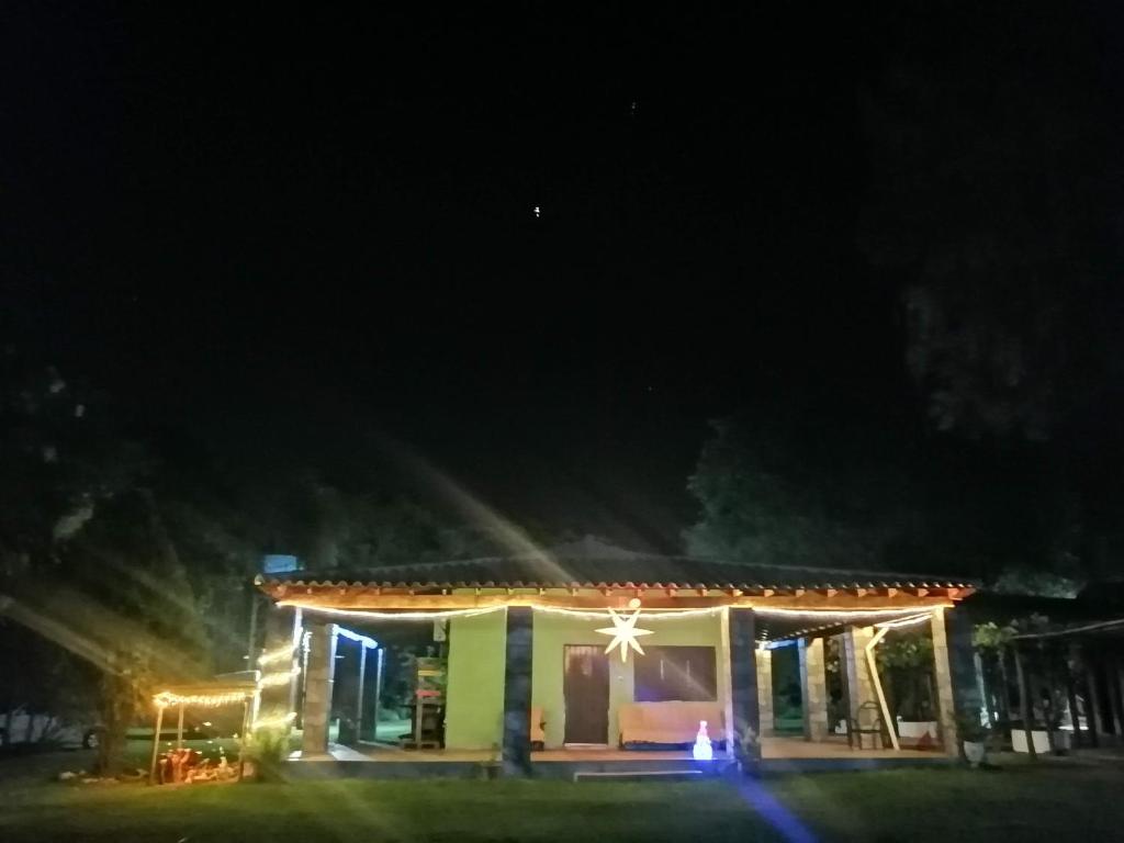 una casa con una estrella en el techo por la noche en Posada Turística Vicenta Aguayo en Yaguarón