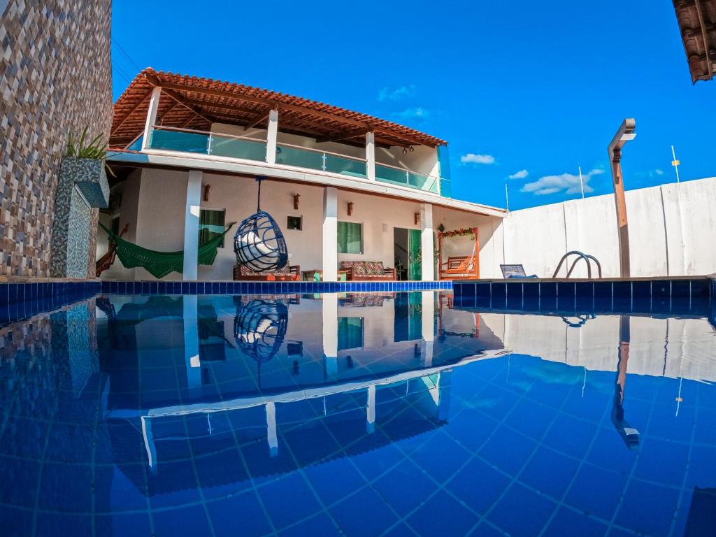uma casa com uma piscina em frente em CASA TORRES em Bonito