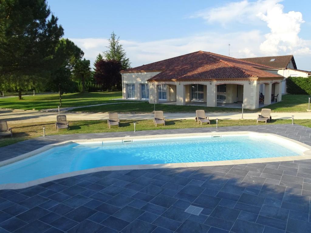 Piscina en o cerca de chambres d'hôtes Villa Soleil