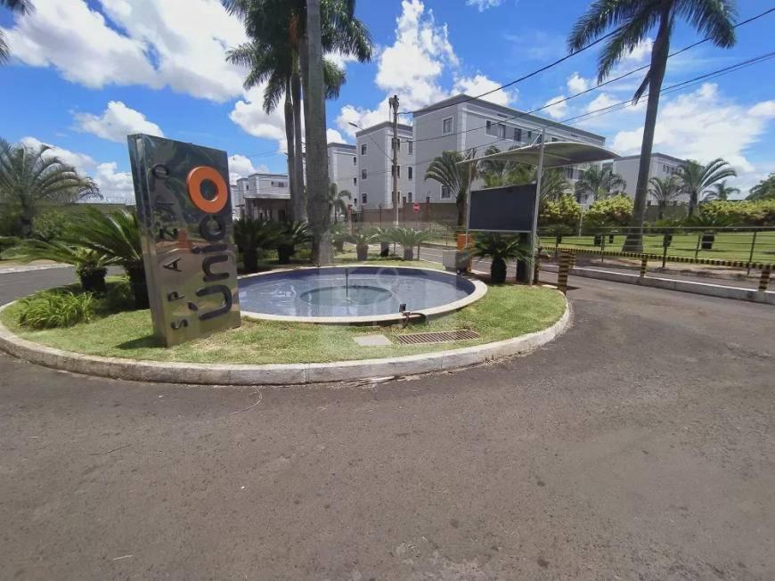 a monument in the middle of a street in front of a building at Apartamento na Zonal Sul 2 Vagas Carro in Uberlândia