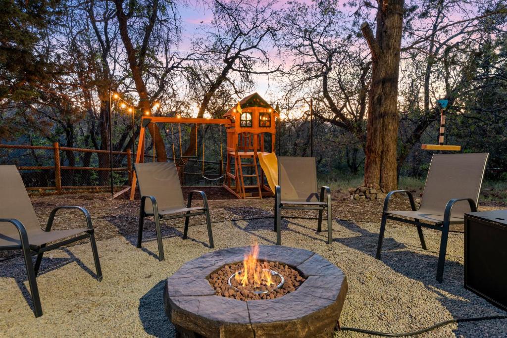 Gambar di galeri bagi Villa Grove by Rather Be Properties di Big Bear Lake