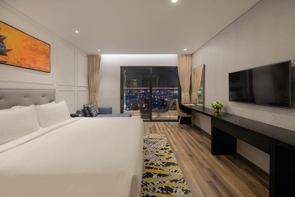 Phòng Deluxe Có Giường Cỡ King Nhìn Ra Thành Phố Có Ban Công