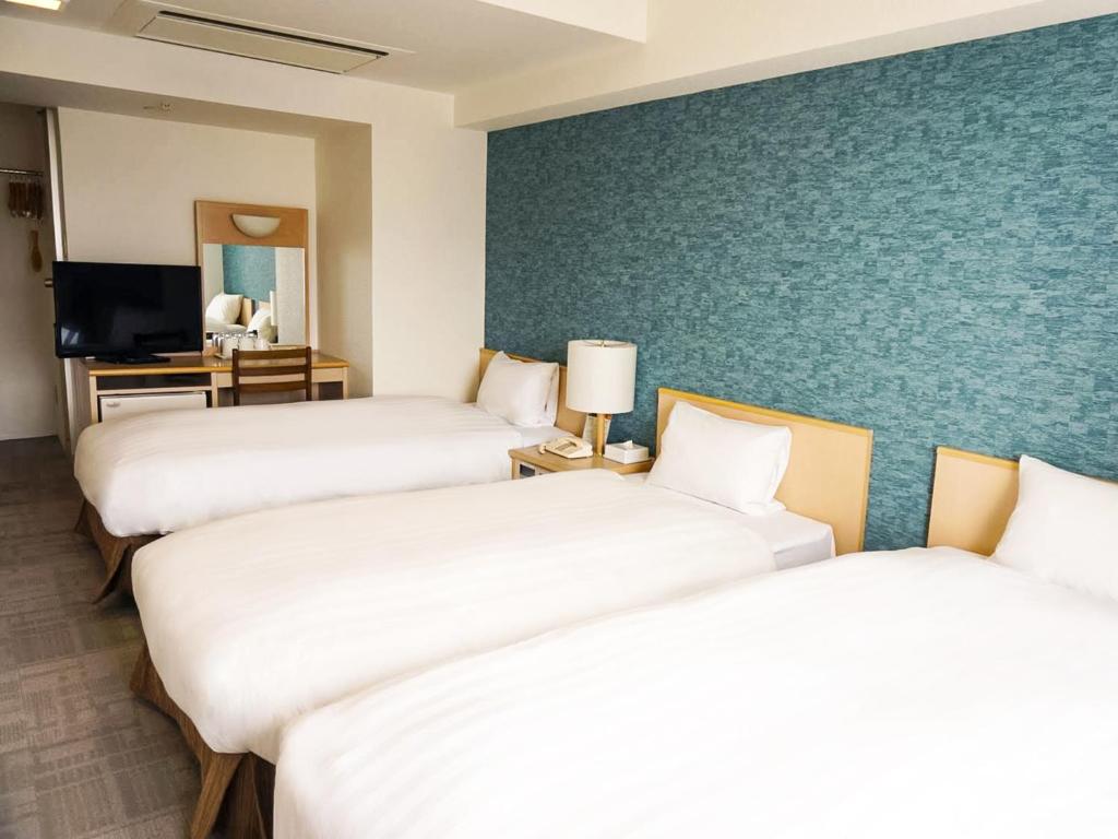 Postel nebo postele na pokoji v ubytování Kobe Port Tower Hotel