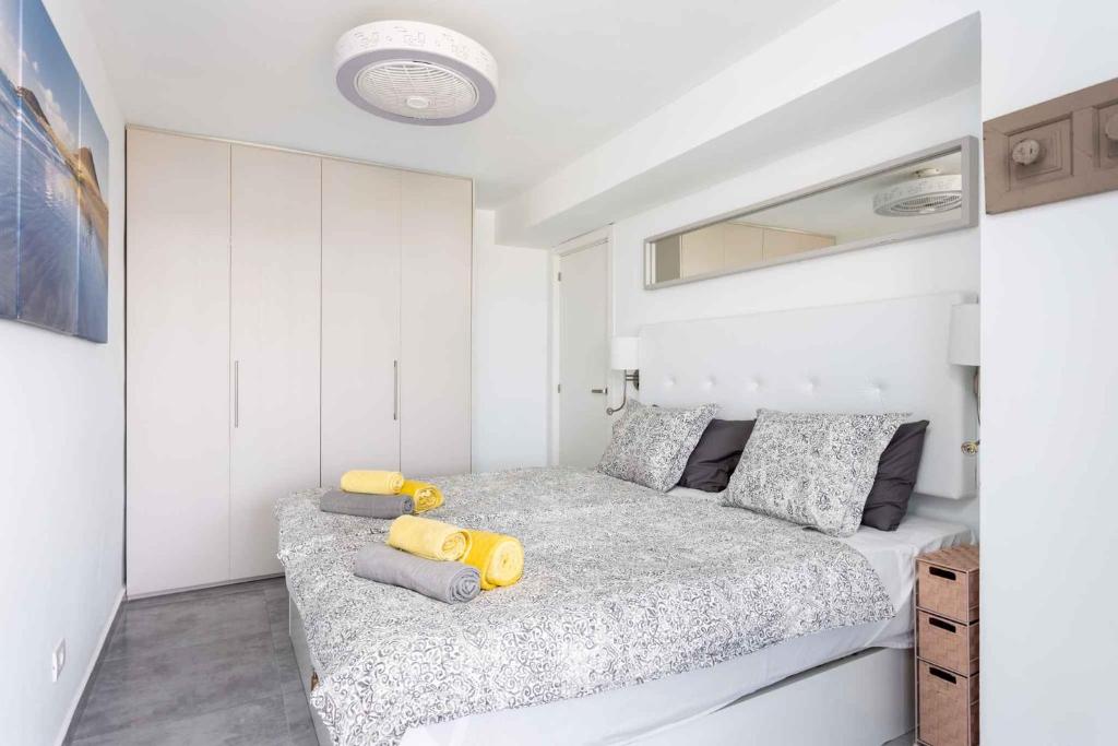 ein Schlafzimmer mit einem Bett mit einem gelben Objekt darauf in der Unterkunft Apartment in Palm Mar - Insel Teneriffa 44996 in Palm-mar