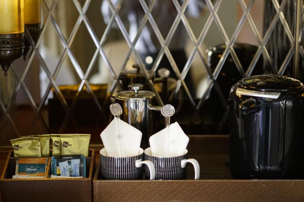 Příslušenství pro přípravu čaje a kávy v ubytování Sheraton Qingyuan Lion Lake Resort