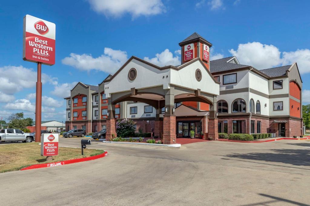 a hotel with a sign in front of a building at Best Western Plus Victoria Inn & Suites in Victoria